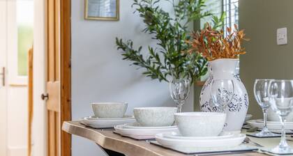 The Grantchester - Charming 20th Century Home
