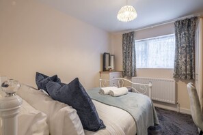3 bedrooms, desk, iron/ironing board, WiFi - Newly refurbed 3Bed Annexe - With Parking! (Arbury)