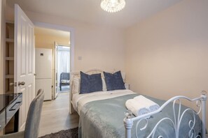 3 bedrooms, desk, iron/ironing board, WiFi - Newly refurbed 3Bed Annexe - With Parking! (Arbury)