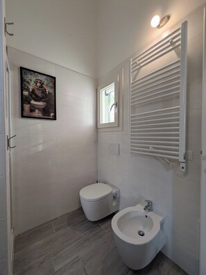 Doccia, asciugacapelli, bidet