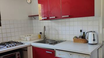 Fridge, stovetop, coffee/tea maker, electric kettle