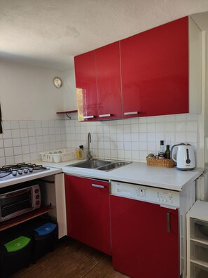 Kühlschrank, Herdplatte, Wasserkocher mit Kaffee-/Teezubehör