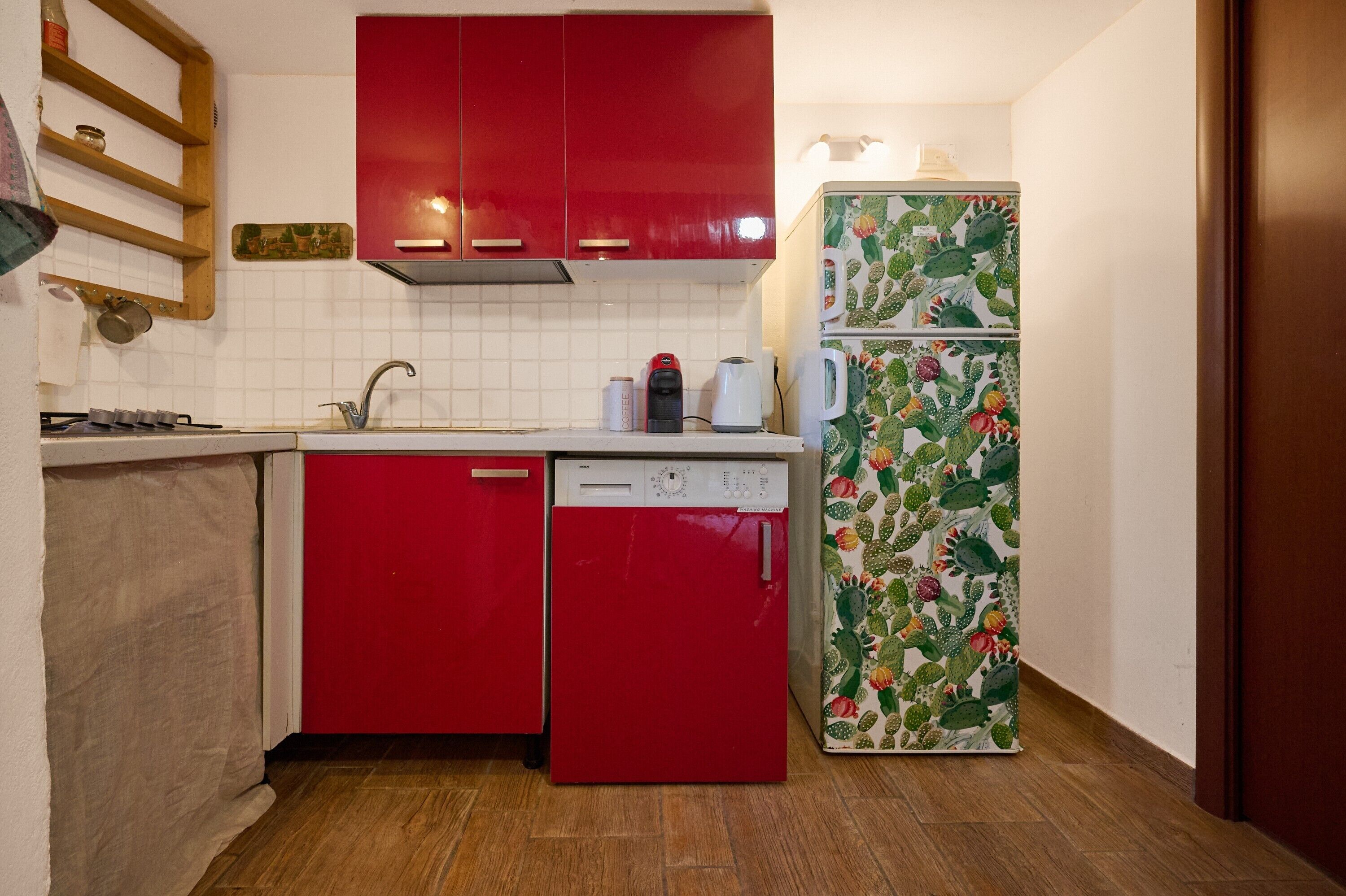 Kühlschrank, Herdplatte, Wasserkocher mit Kaffee-/Teezubehör