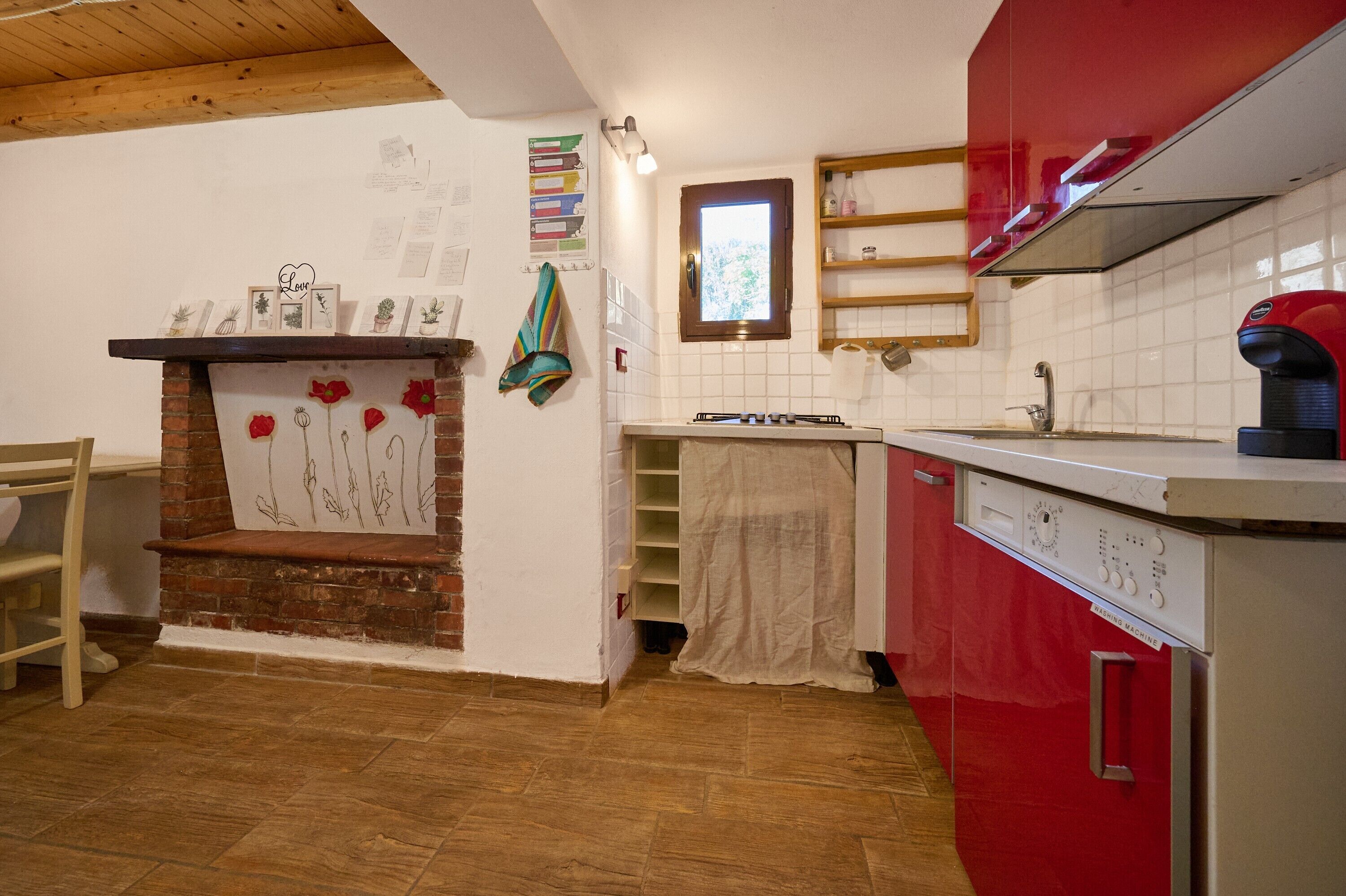 Kühlschrank, Herdplatte, Wasserkocher mit Kaffee-/Teezubehör