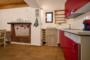 Fridge, stovetop, coffee/tea maker, electric kettle - Apartment 'La Casetta - San Vincenzo' with Balcony and Wi-Fi (San Vincenzo)