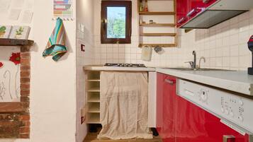 Fridge, stovetop, coffee/tea maker, electric kettle