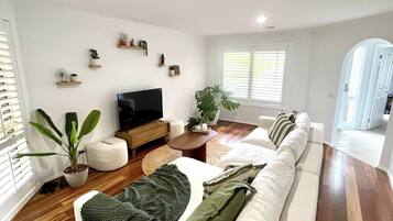 House, 4 Bedrooms, Patio | Living room | Books