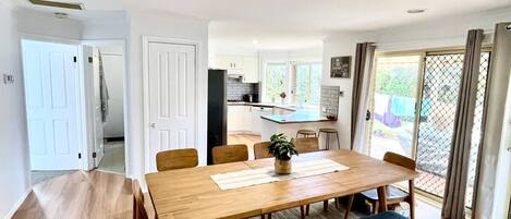 Hus, 4 soverom, terrasse | Spisestue