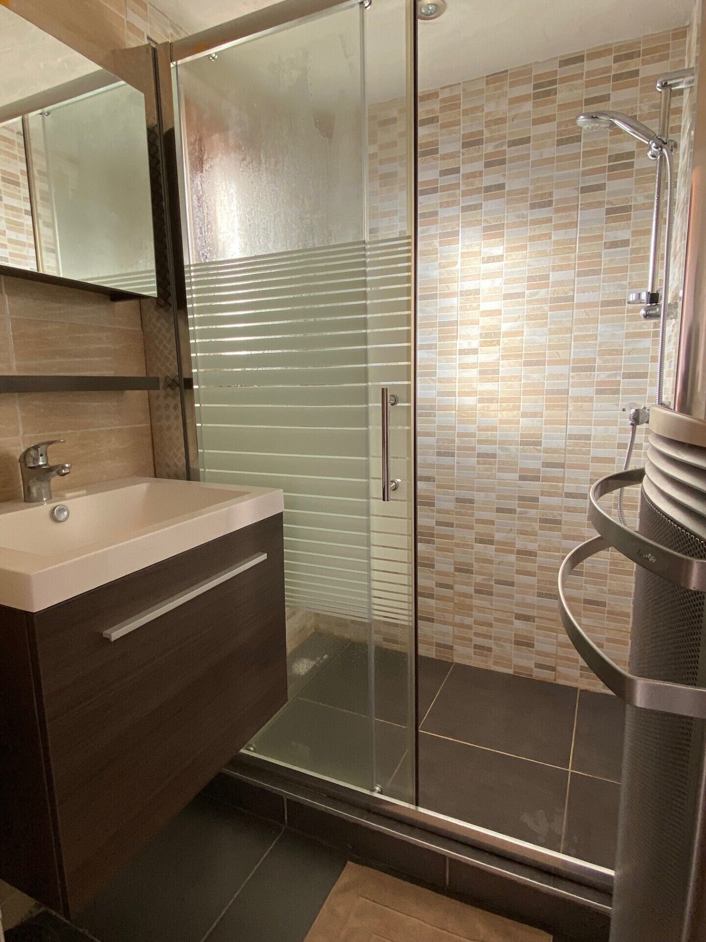 Douche, sèche-cheveux, savon, papier toilette