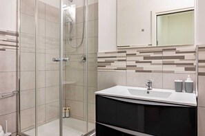 Shower, free toiletries, hair dryer, bidet - Guest Planet - Modern Flat Centrale M2 (Milan)