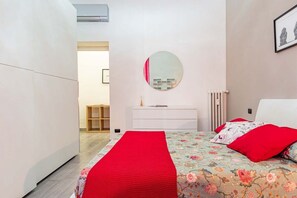 1 habitación, escritorio y tabla de planchar con plancha 
