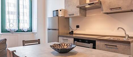 Kjøleskap og mikrobølgeovn