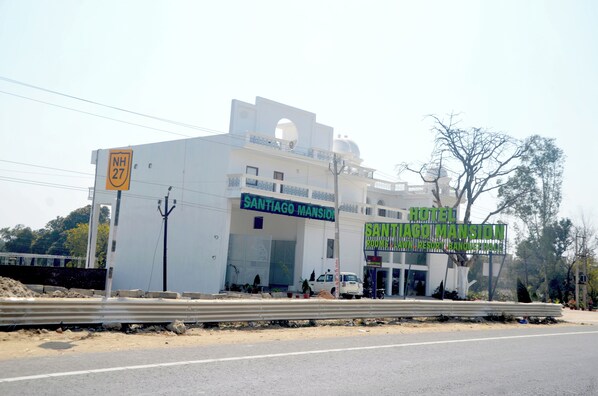 Front of property - Hotel Santiago Mansion (Sohawal)