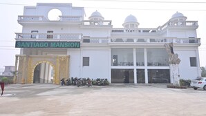 Un edificio con un letrero que dice "SANTIAGO MANSION".