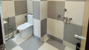 Un baño con inodoro, ducha y lavamanos.