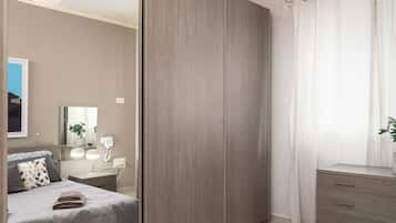 Apartamento, 2 quartos, cozinha | Cortinas blackout, ferros/tábuas de passar roupa, Wi-Fi de cortesia