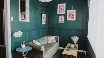 Comfort Suite, City View | Living area