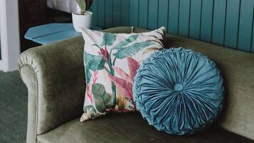 Suite Confort, vista a la ciudad | Área de sala de estar