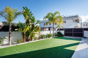 Property grounds - Room 'Il Fiorone - Room 2' with Shared Garden, Wi-Fi and Air Conditioning (Torre Canne)