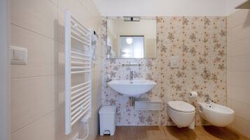 Douche, sèche-cheveux, serviettes fournies