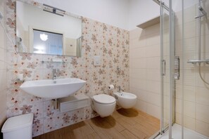 Douche, sèche-cheveux, serviettes fournies