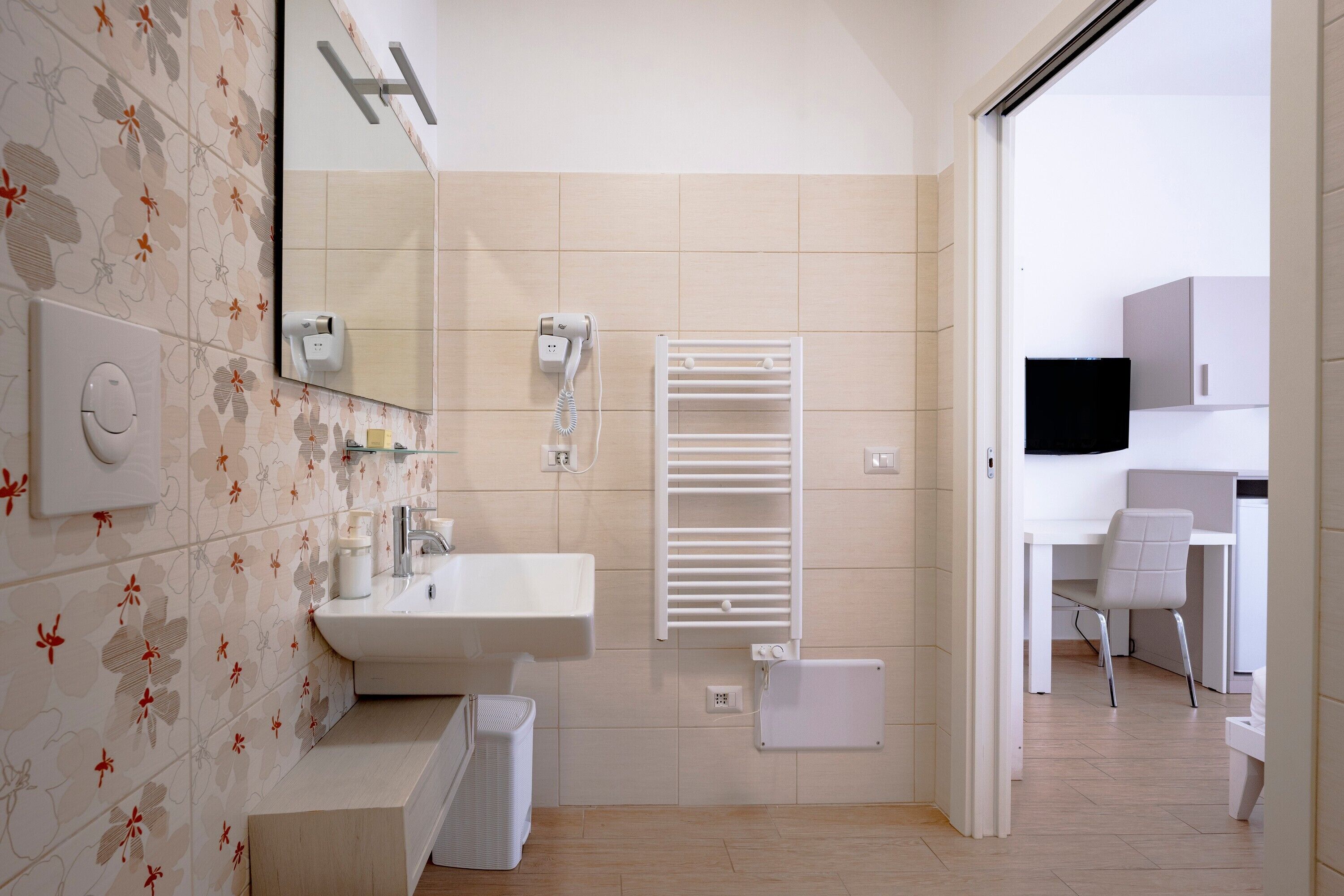 Douche, sèche-cheveux, serviettes fournies