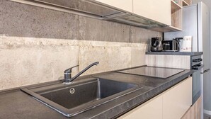 Kühlschrank, Mikrowelle, Ofen, Herdplatte