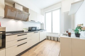 Private kitchen - Navigli 2-Bedroom + Sofa Bed Home (Milan)