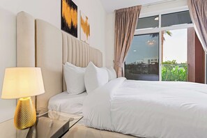 1 bedroom, iron/ironing board, WiFi, bed sheets - Stylish Pool-View Studio w Balcony & King Bed (Arjan)