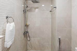 Ducha, secador de pelo, toallas y champú
