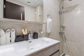 Shower, hair dryer, towels, shampoo - Stylish Pool-View Studio w Balcony & King Bed (Arjan)