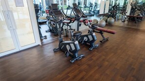 Fitness facility - Stylish Pool-View Studio w Balcony & King Bed (Arjan)
