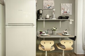 Dining - Golden Aurora - Modern Apartment in Egaleo/Athens (Egaleo)
