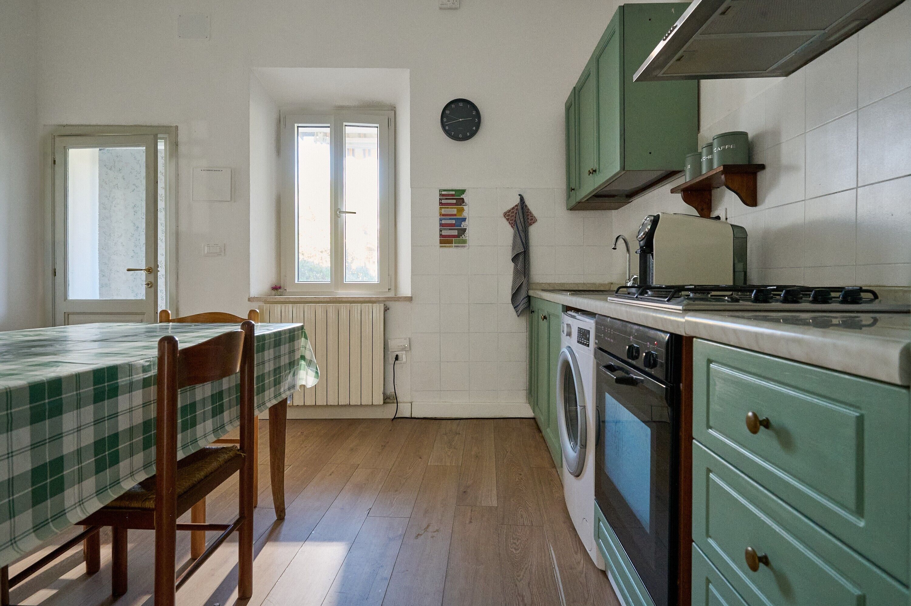 Een koelkast, een oven, een kookplaat, een koffiezetapparaat/waterkoker