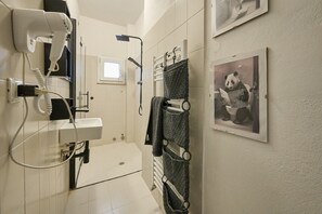 Doccia, set di cortesia gratuito, asciugacapelli, asciugamani