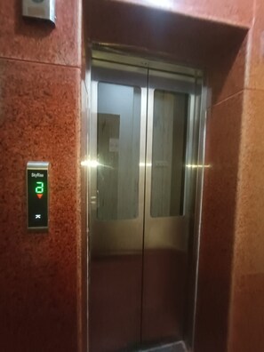 An elevator with a digital display indicating the floor level. - Shree Hari Kunj (Varanasi)