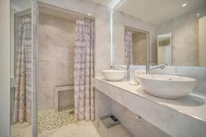 Shower, hair dryer, towels, soap - T3 apartment with breathtaking sea view (Cannes)