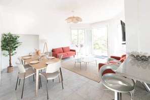 Dining - Spacious villa with pool and large private garden (Saint-Clément-de-Rivière)