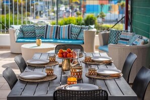 Outdoor dining - Luxury 6-Bedroom Villa with Private Pool Near Albufeira Marina (Albufeira)