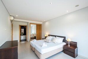 6 bedrooms, iron/ironing board, Internet - Luxury 6-Bedroom Villa with Private Pool Near Albufeira Marina (Albufeira)