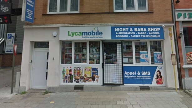 A two-story building with a storefront labeled "Lycamobile" and "Night & Baba Shop" offering food, drinks, and mobile services. - Au 8 Duplexe du coin (Flémalle)