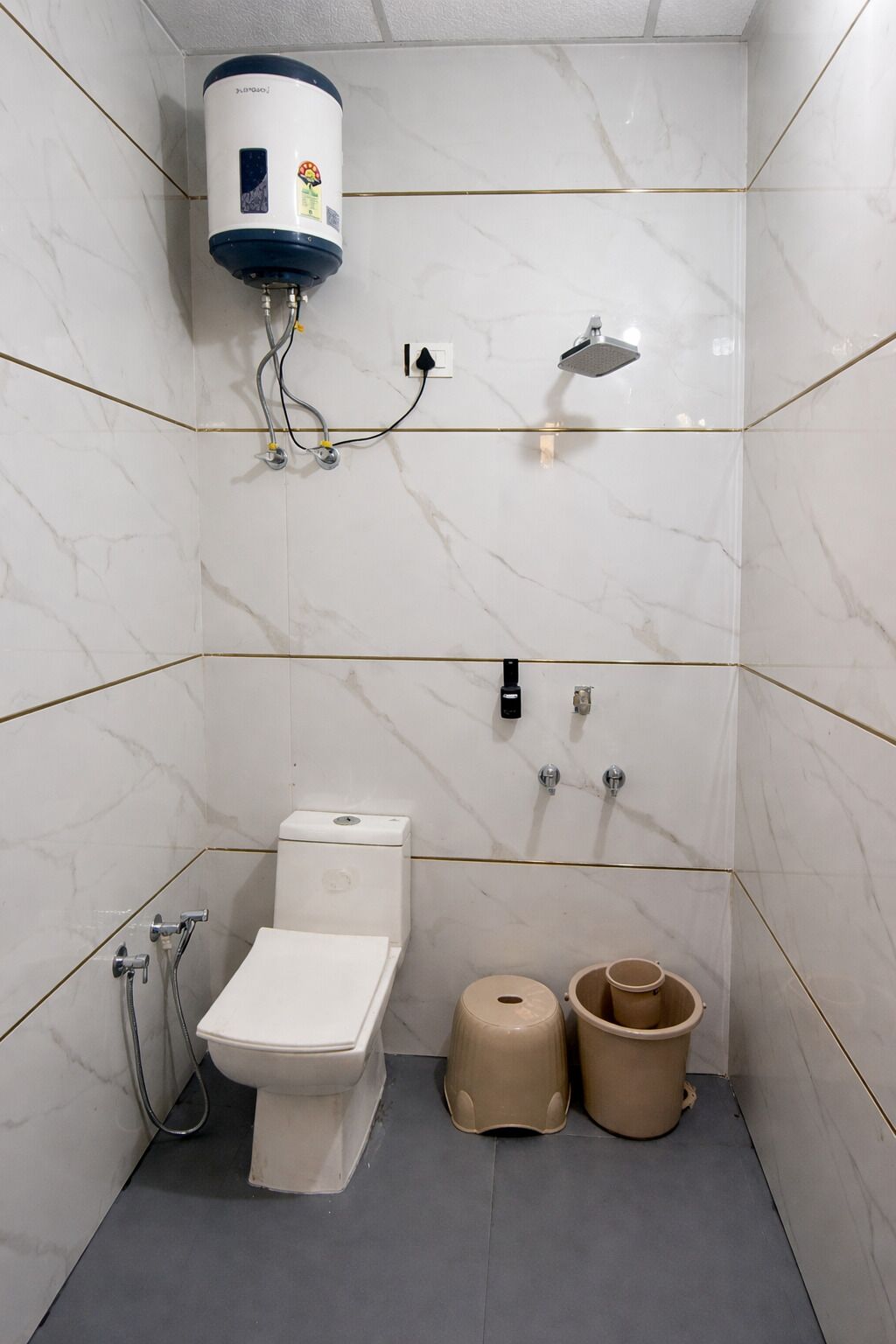 Apartamento Deluxe, balcón, vistas a la ciudad | Baño | Ducha, artículos de higiene personal gratuitos, toallas y jabón