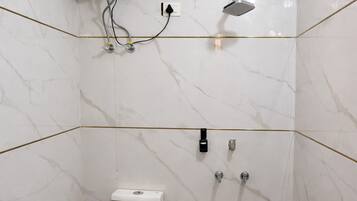 Apartamento Deluxe, balcón, vistas a la ciudad | Baño | Ducha, artículos de higiene personal gratuitos, toallas y jabón