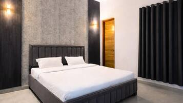 Premium Apartment | Ruang kerja komputer riba, langsir/tirai gelap terus