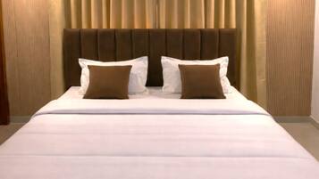 Apartamento de lujo, balcón, vistas a la ciudad | Cortinas opacas, tabla de planchar con plancha, wifi gratis