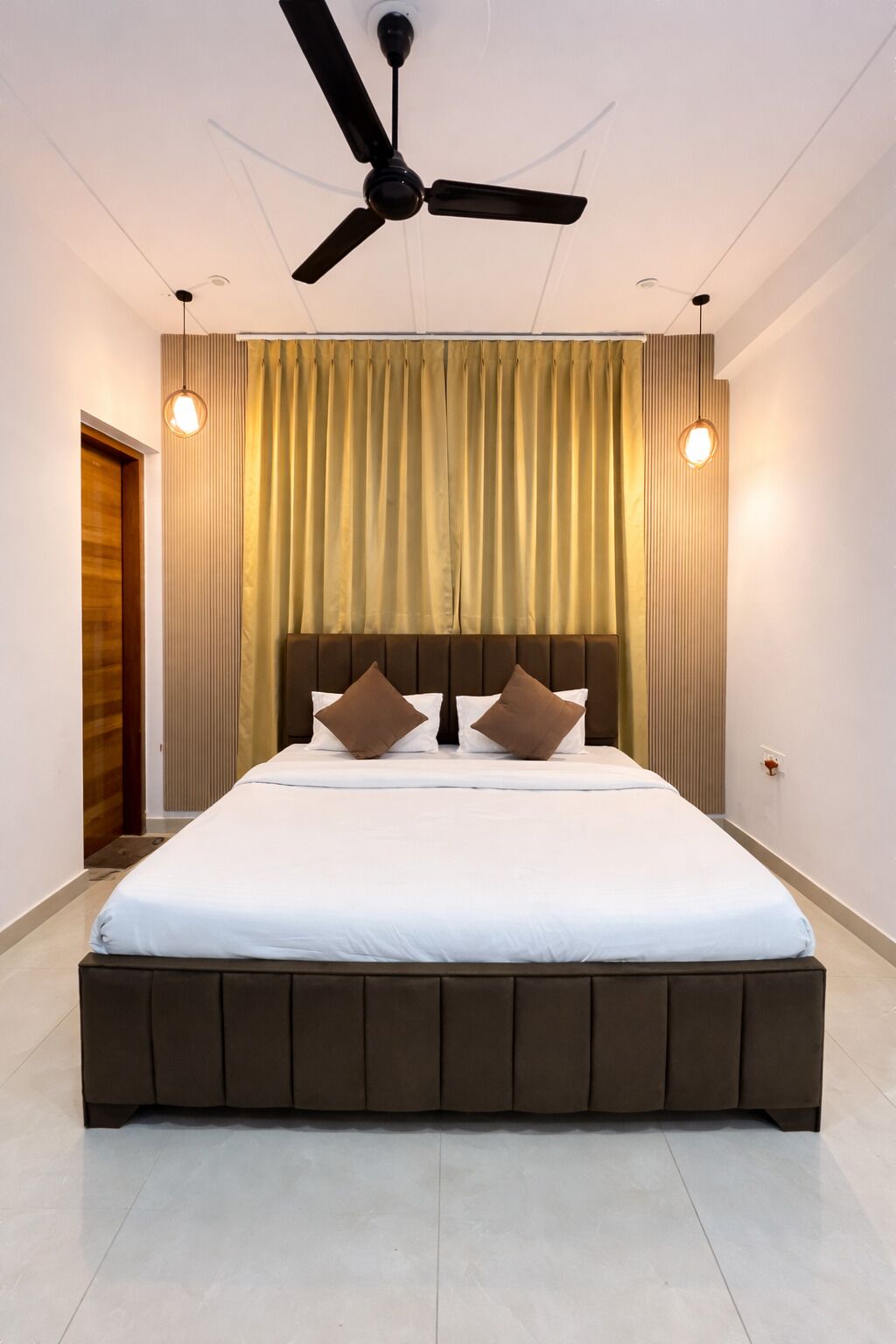 Laptop workspace, blackout curtains, iron/ironing board, free WiFi