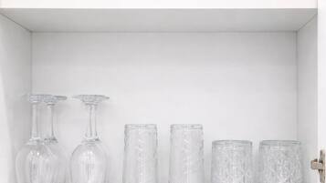 Apartamento Deluxe, balcón, vistas a la ciudad | Cocina privada | Frigorífico, microondas y utensilios de cocina