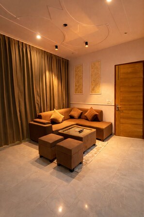 Appartamento Luxury, balcone, vista città | Area soggiorno