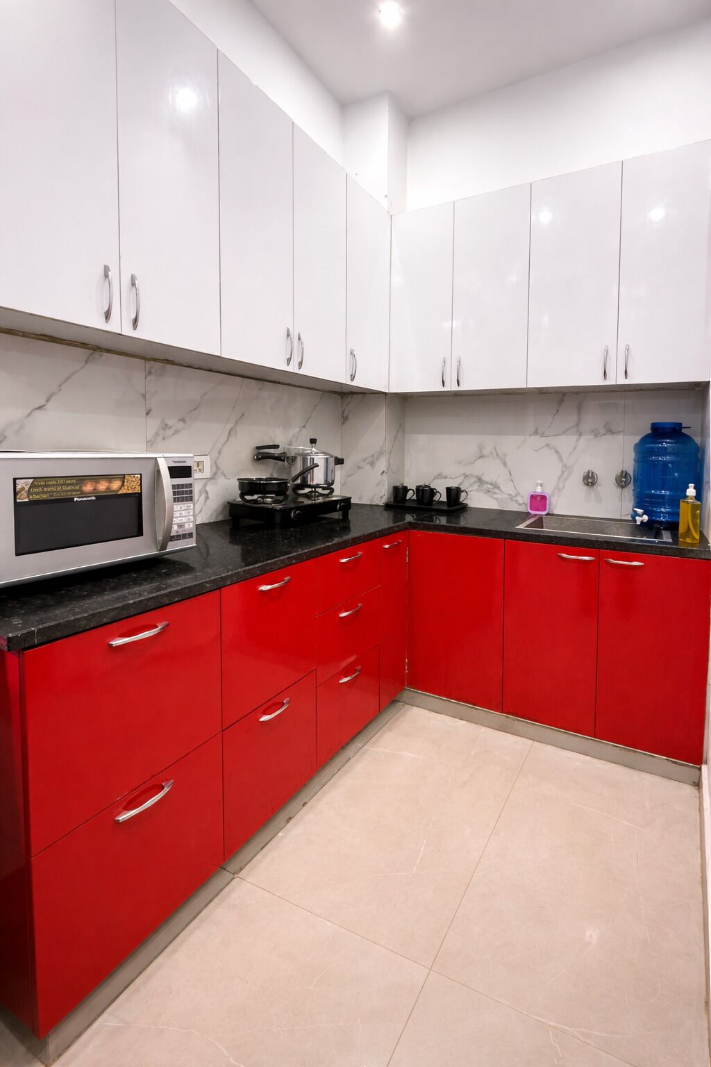 Apartamento de lujo, balcón, vistas a la ciudad | Cocina privada | Frigorífico, microondas y utensilios de cocina