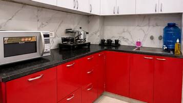 Apartamento de lujo, balcón, vistas a la ciudad | Cocina privada | Frigorífico, microondas y utensilios de cocina